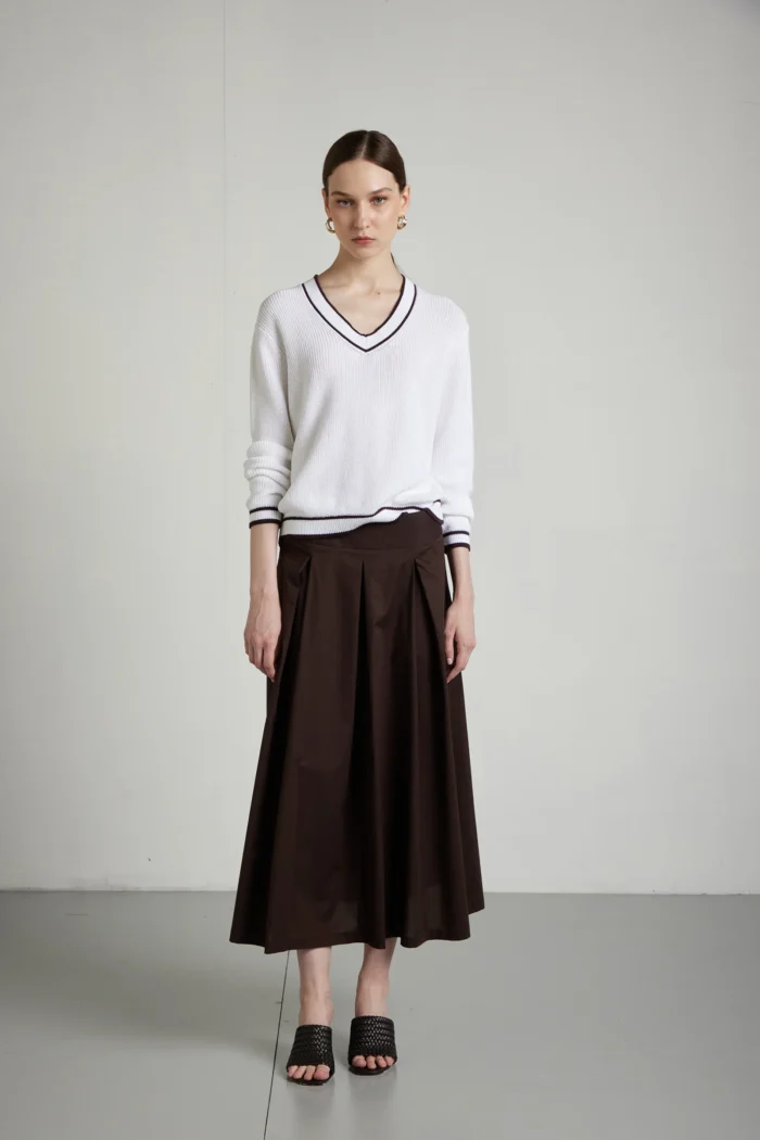 Tennis-inspired V-neck ribbed sweater.