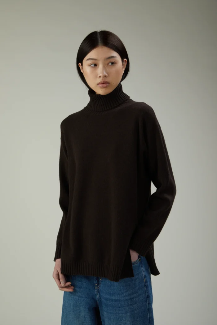 Maglia dolcevita in lana e cashmere con spacchi laterali
