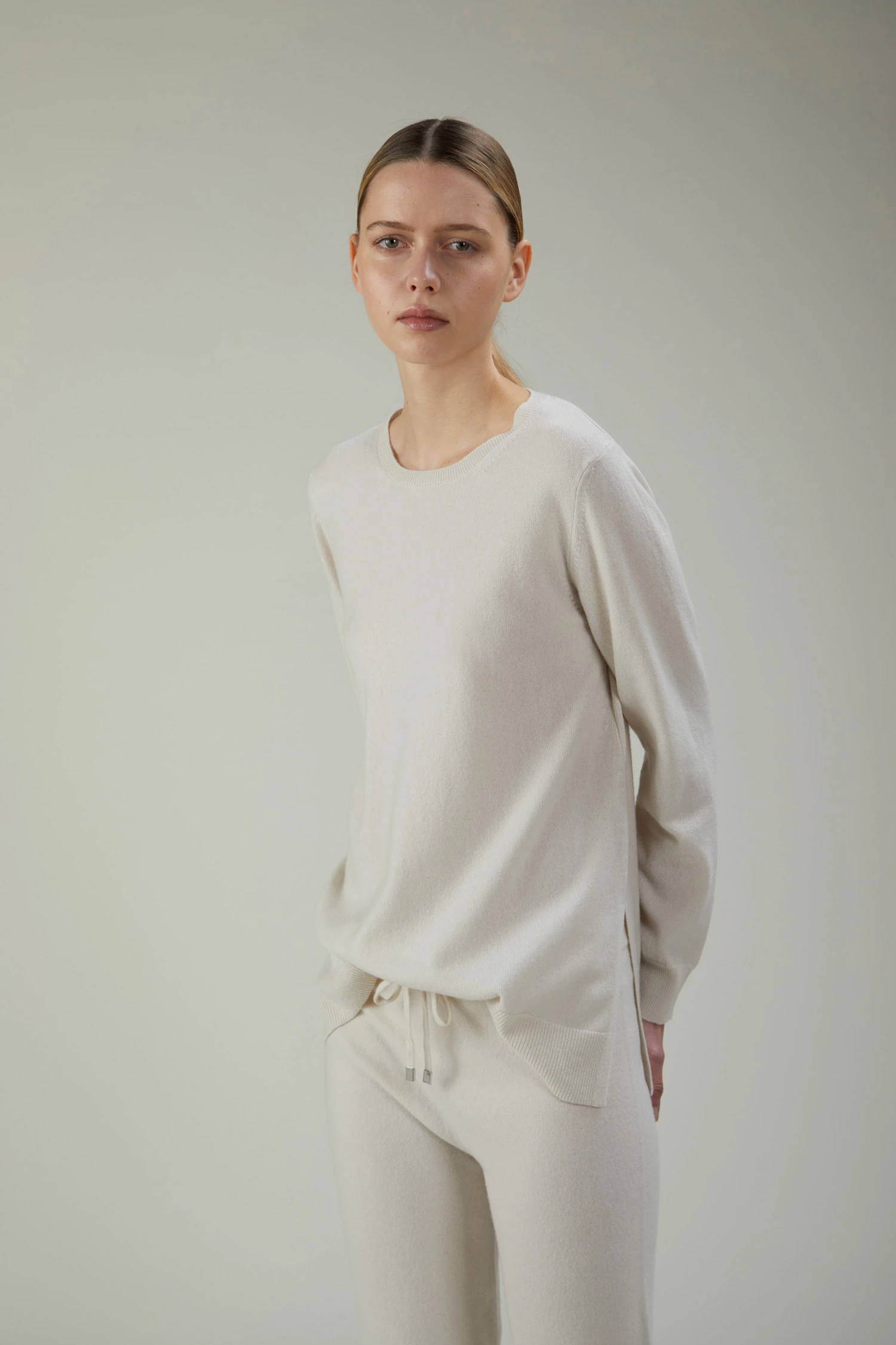 Maglia girocollo in lana e cashmere con spacchi laterali - immagine 1