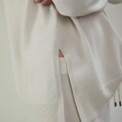 Maglia girocollo in lana e cashmere con spacchi laterali - Thumbnail Image 2