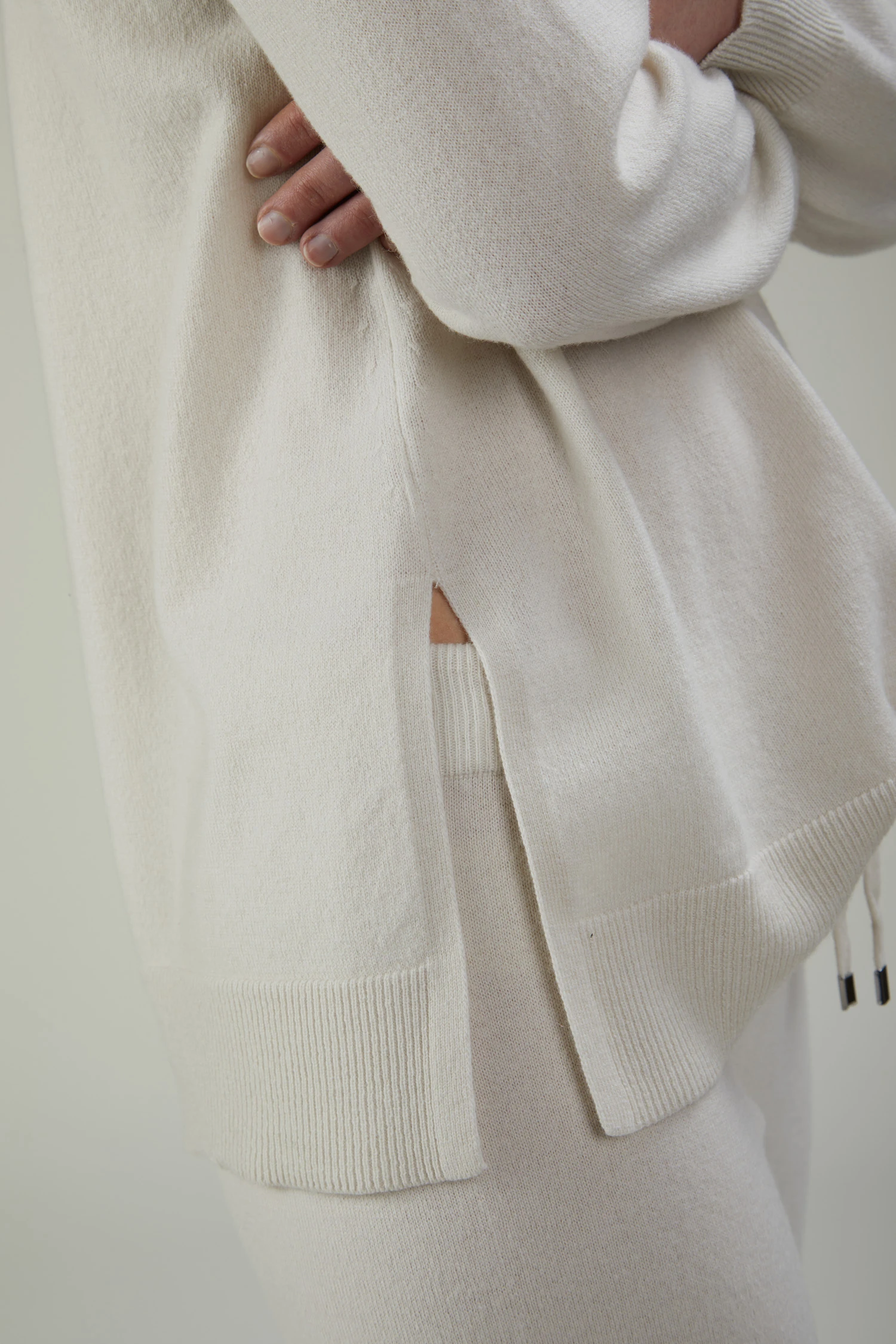 Maglia girocollo in lana e cashmere con spacchi laterali - immagine 2