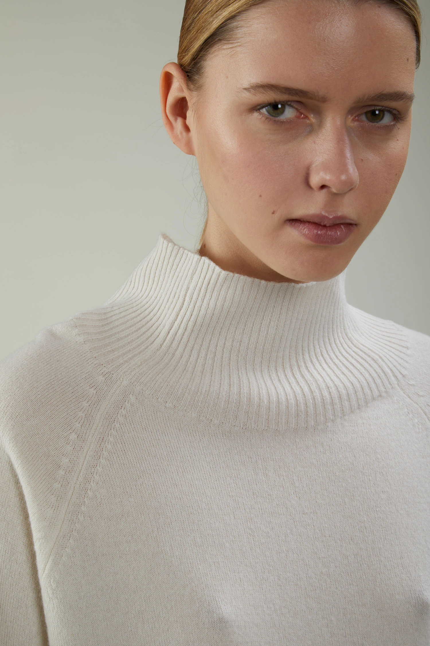 Maglia collo alto in lana e cashmere con spacchi laterali - immagine 2