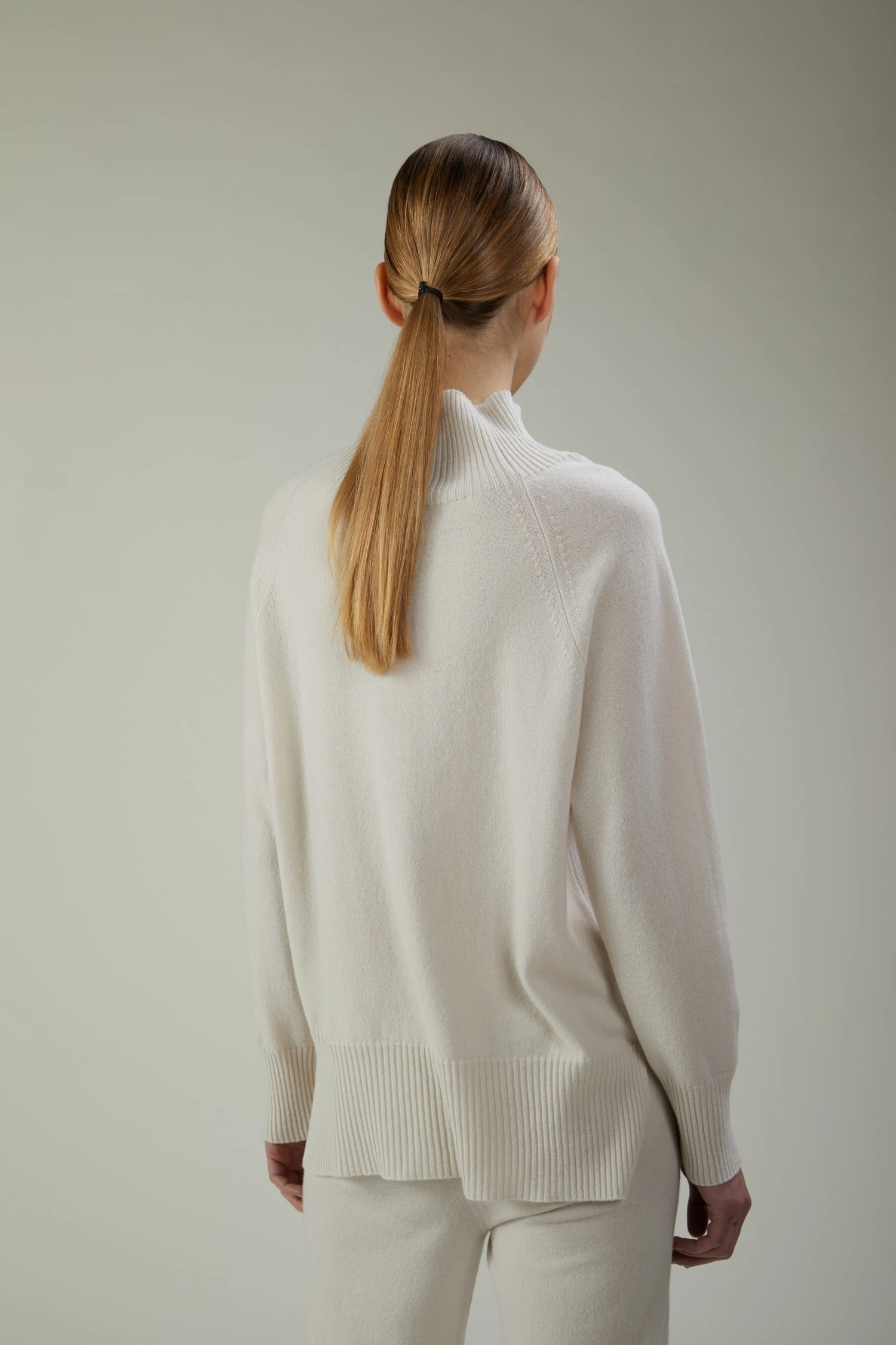 Maglia collo alto in lana e cashmere con spacchi laterali - immagine 3