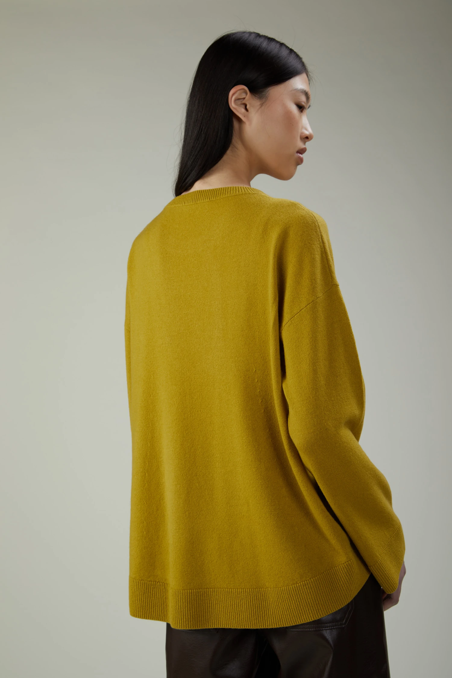 Maglia girocollo in lana e cashmere dal fondo stondato - immagine 3