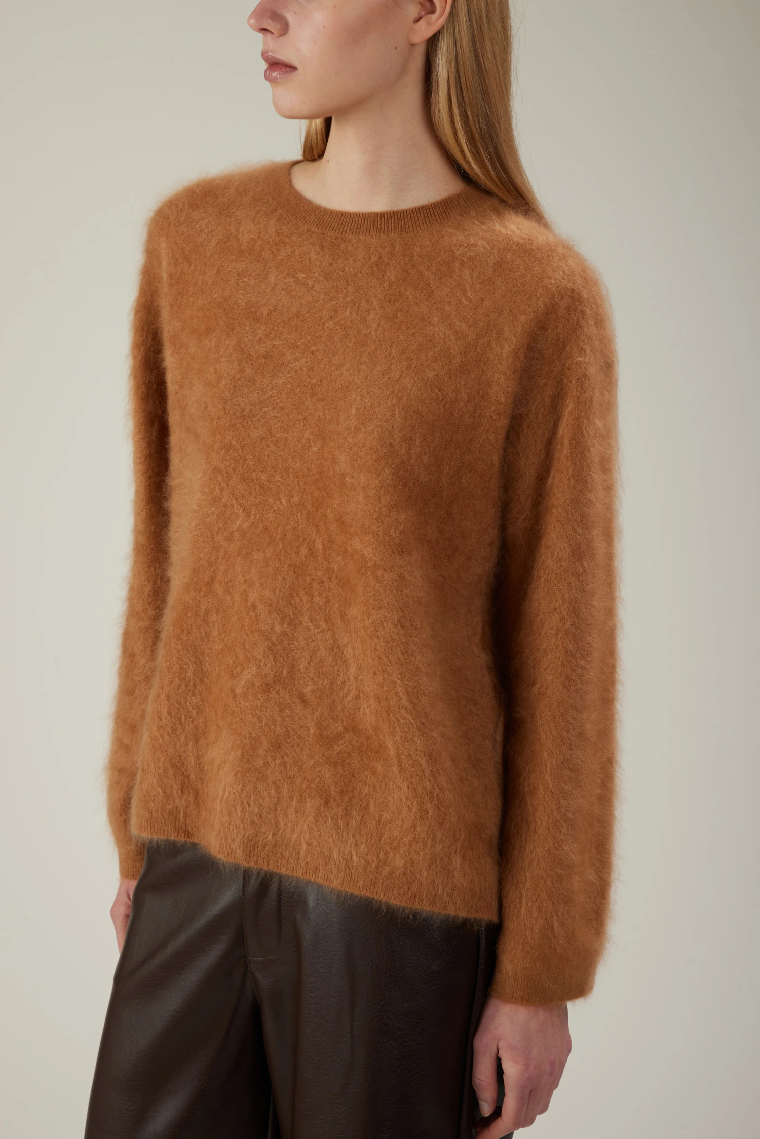 Maglia girocollo in cashmere effetto garzato - immagine 2