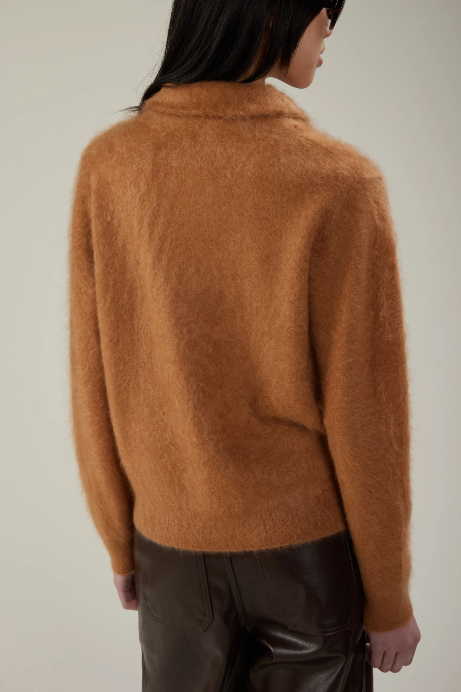 Maglione in cashmere garzato con collo a scialle - immagine 3