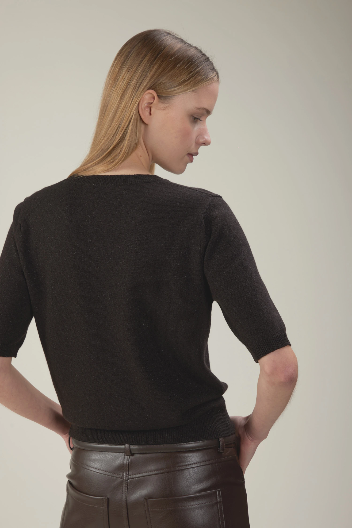 Maglia girocollo a maniche corte in micropaillettes - immagine 2