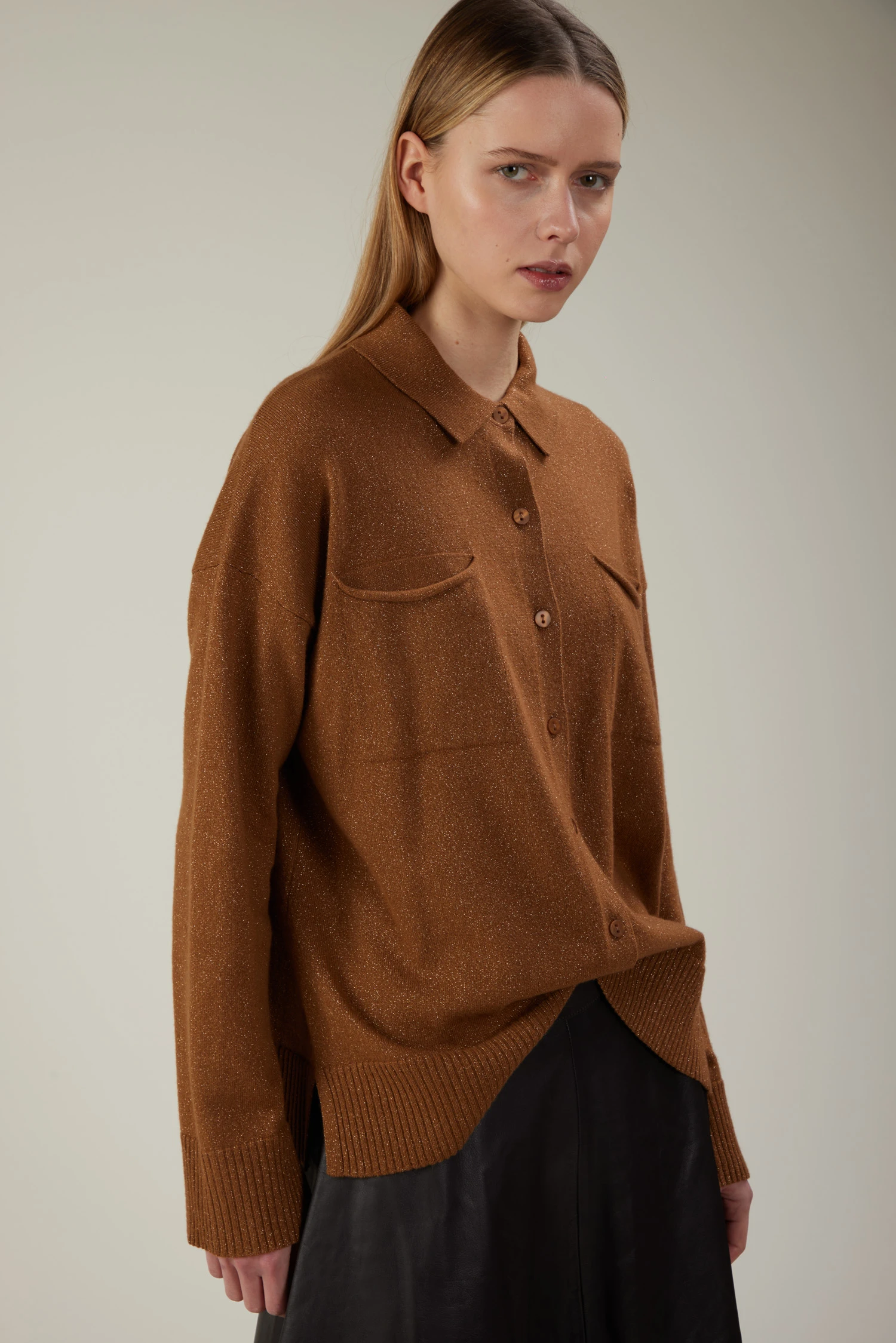 Camicia in filato fantasia con tasche e spacchi in micropaillettes - immagine 2