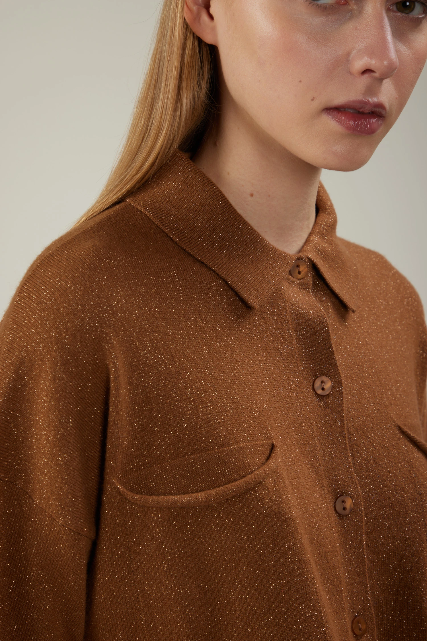 Camicia in filato fantasia con tasche e spacchi in micropaillettes - immagine 3