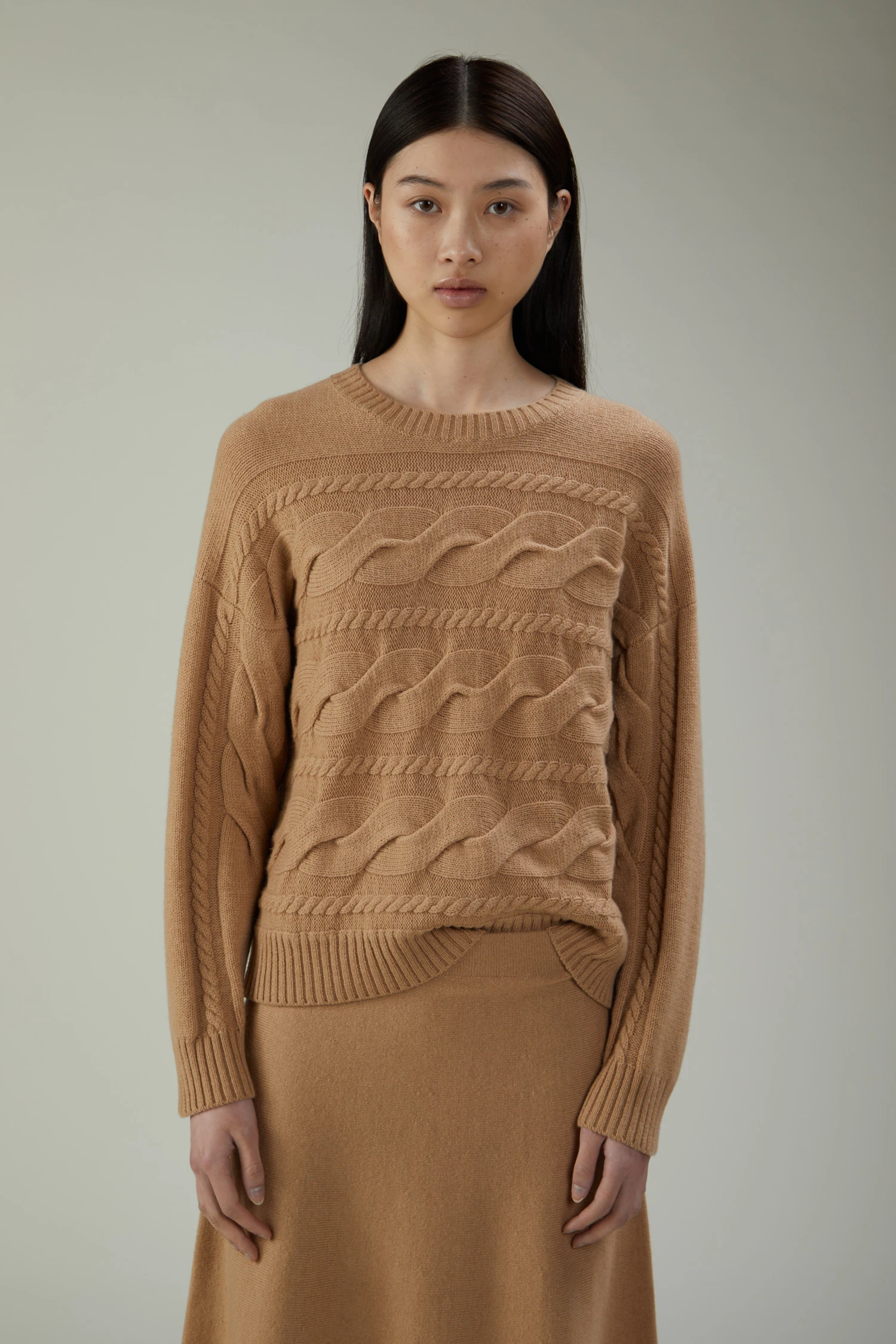 Maglia girocollo in lana e cashmere a trecce orizzontali - immagine 1