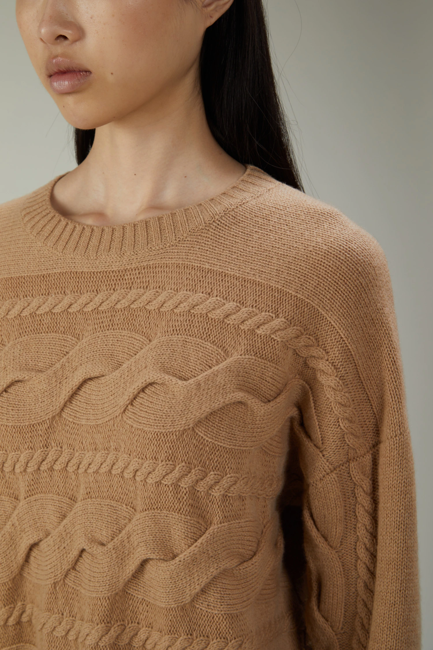 Maglia girocollo in lana e cashmere a trecce orizzontali - immagine 2