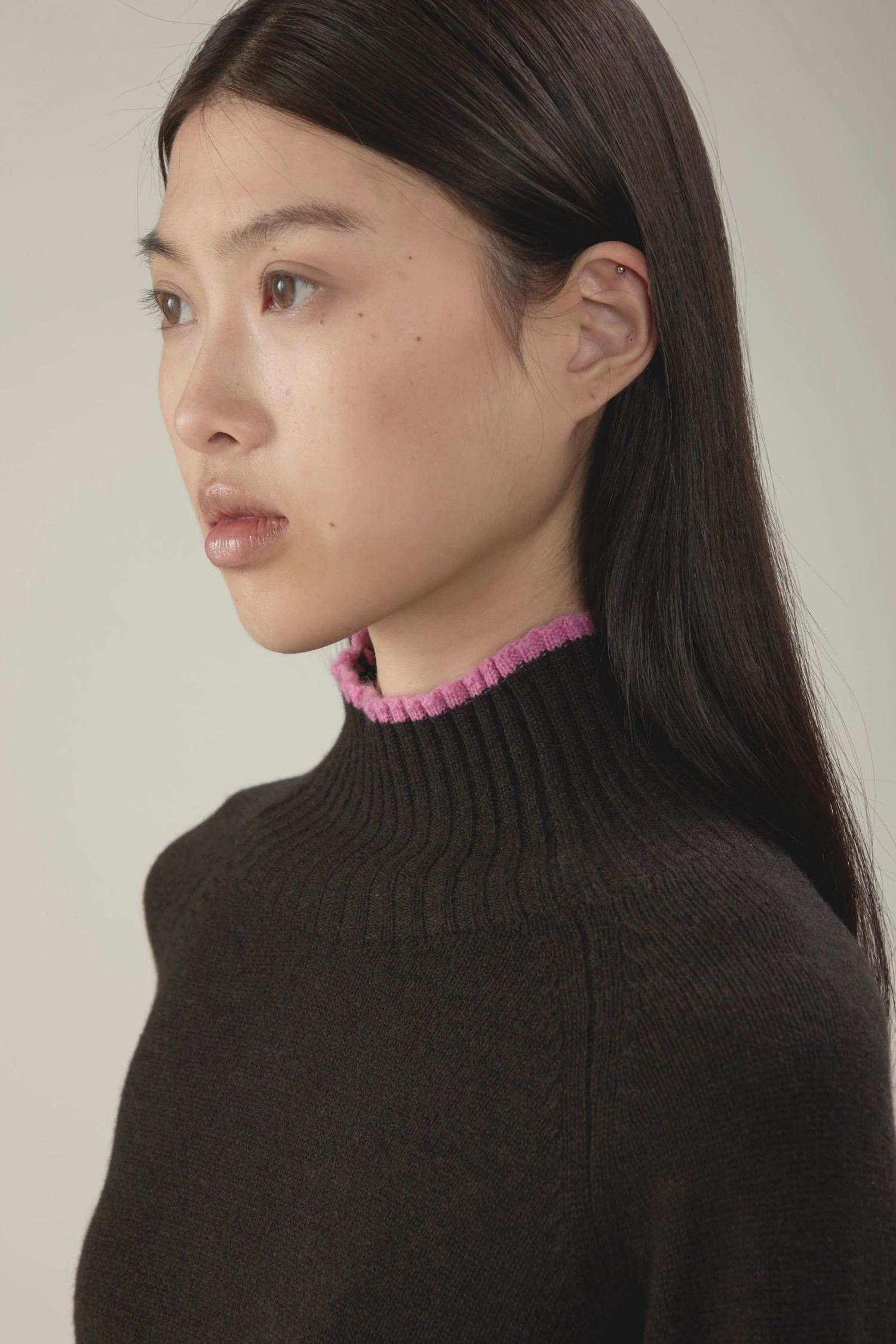 Maglione a collo alto con maniche raglan in lana e cashmere - immagine 2