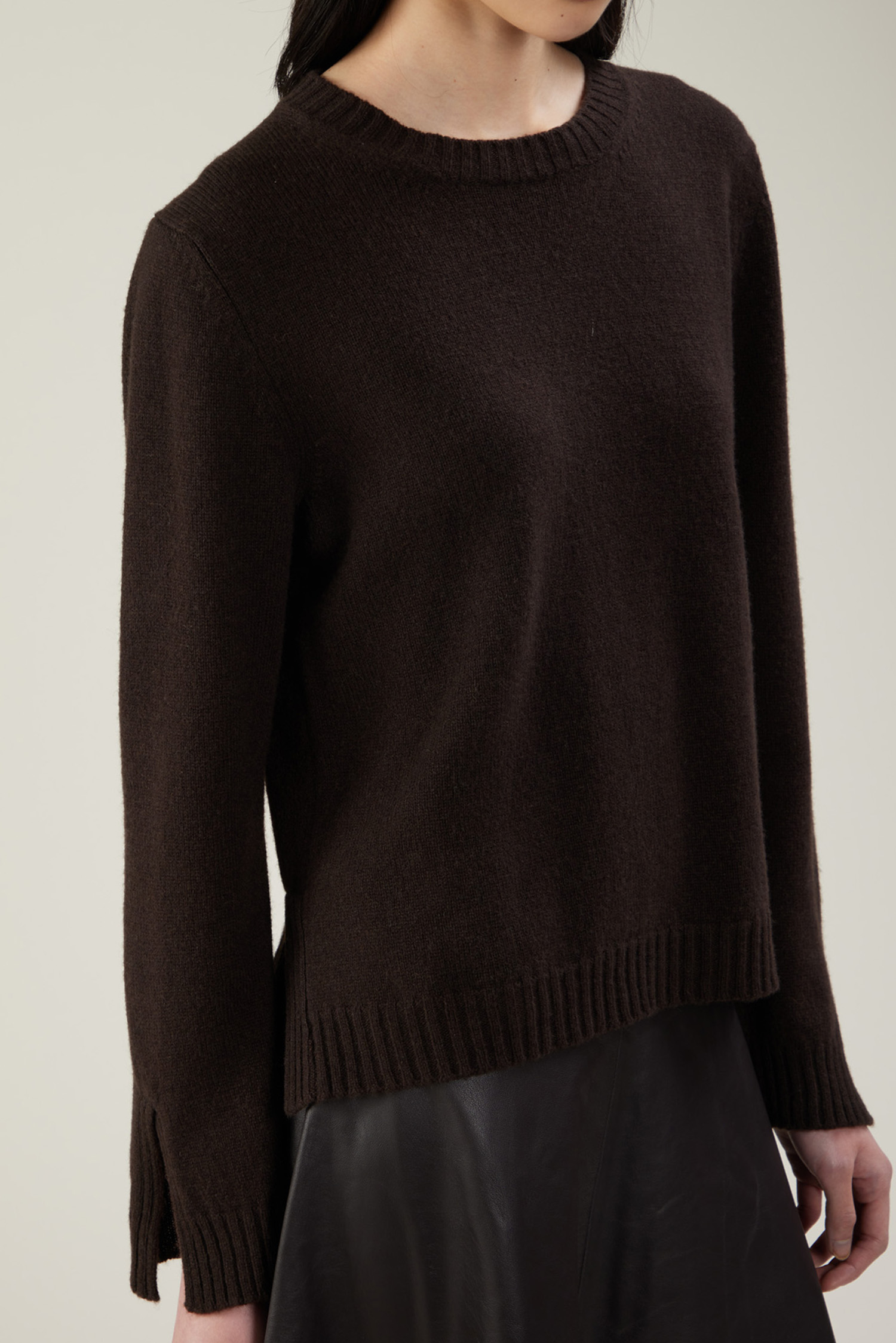 Maglia girocollo in lana e cashmere con spacchi laterali - immagine 1