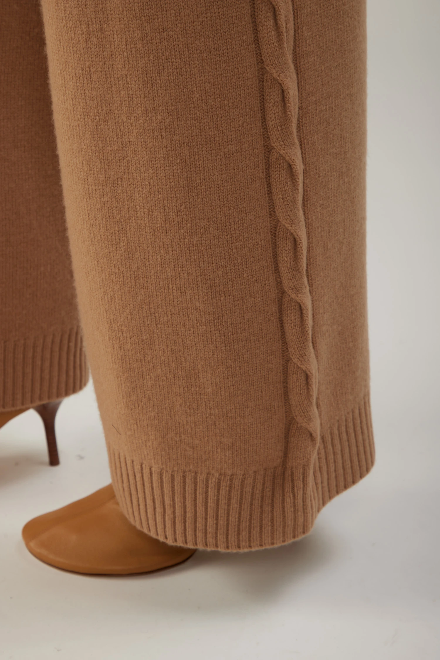Pantalone in lana con lavorazione a trecce verticali - immagine 3