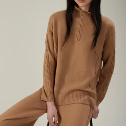 Maglia a collo alto in lana con lavorazione a trecce verticali e spacchi laterali - Thumbnail Image 1