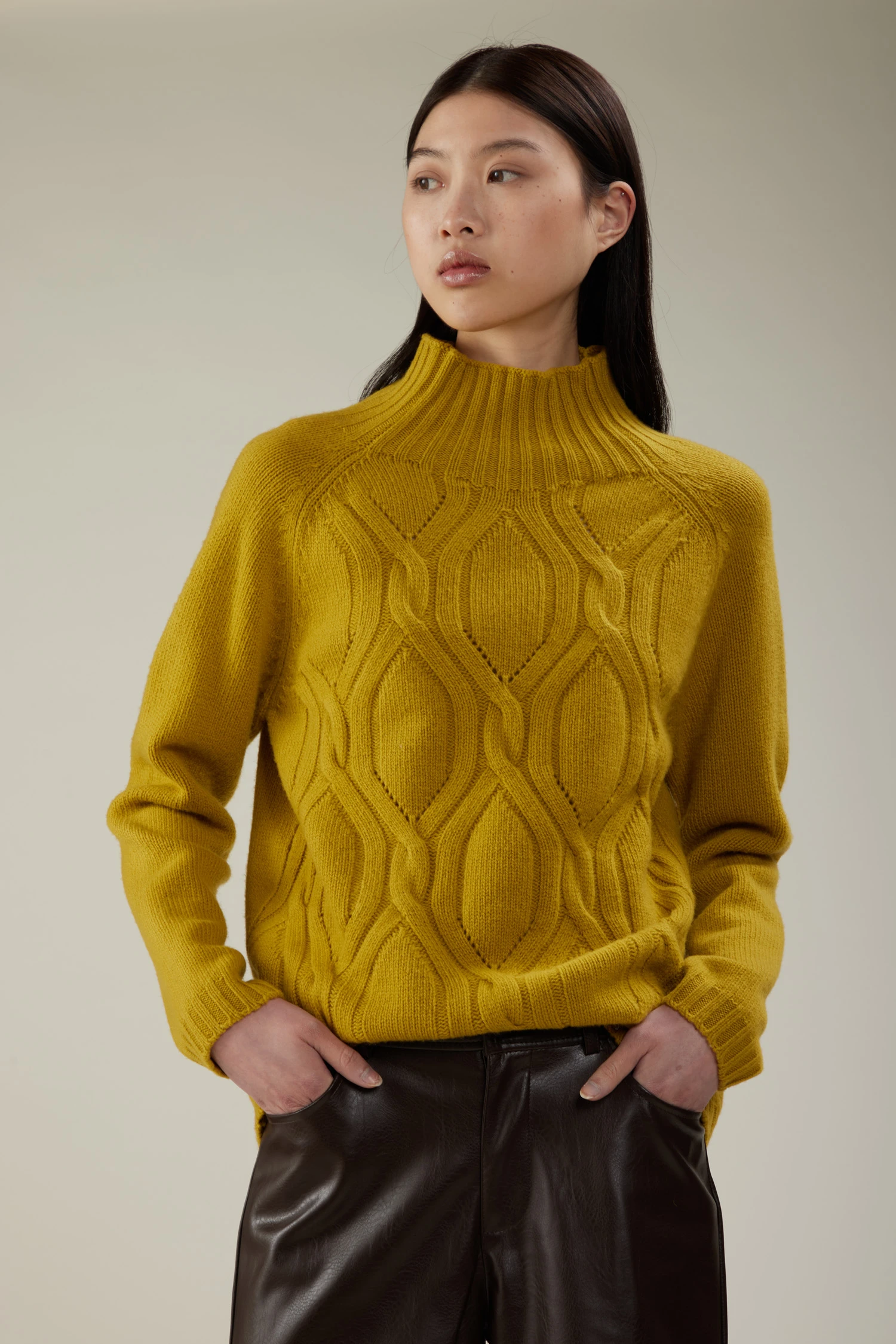 Maglia a collo alto in lana con motivo a losanghe - immagine 1