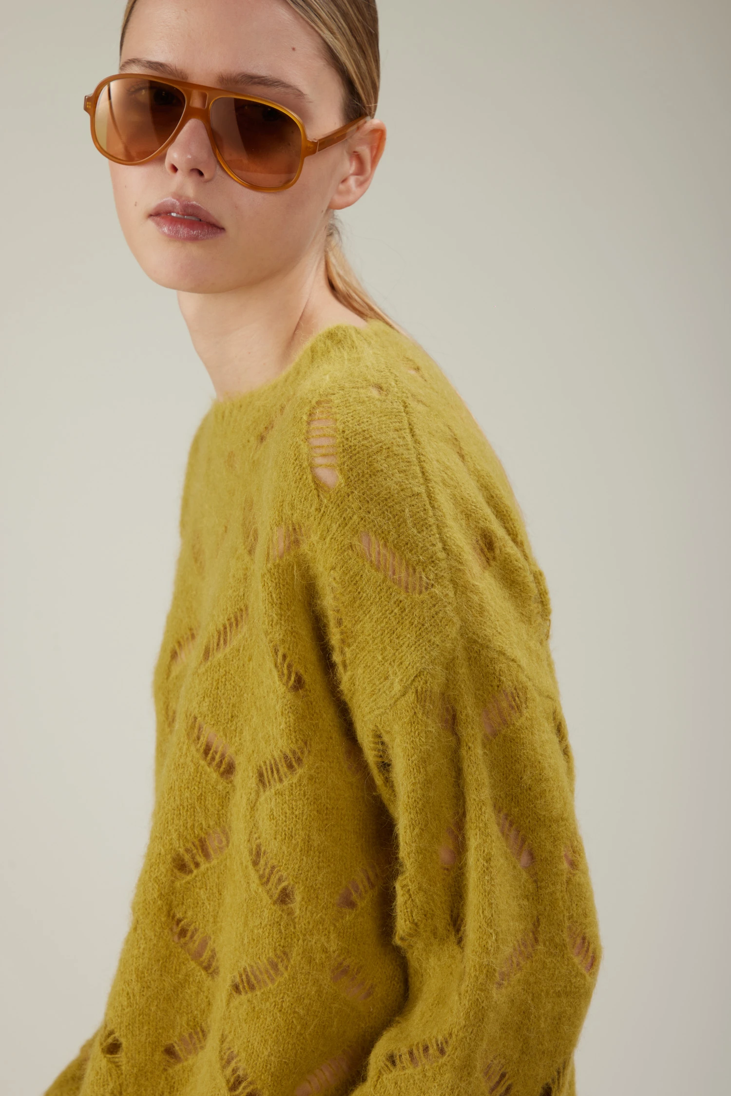 Maglia con scollo a barchetta in alpaca con lavorazione traforata - immagine 2