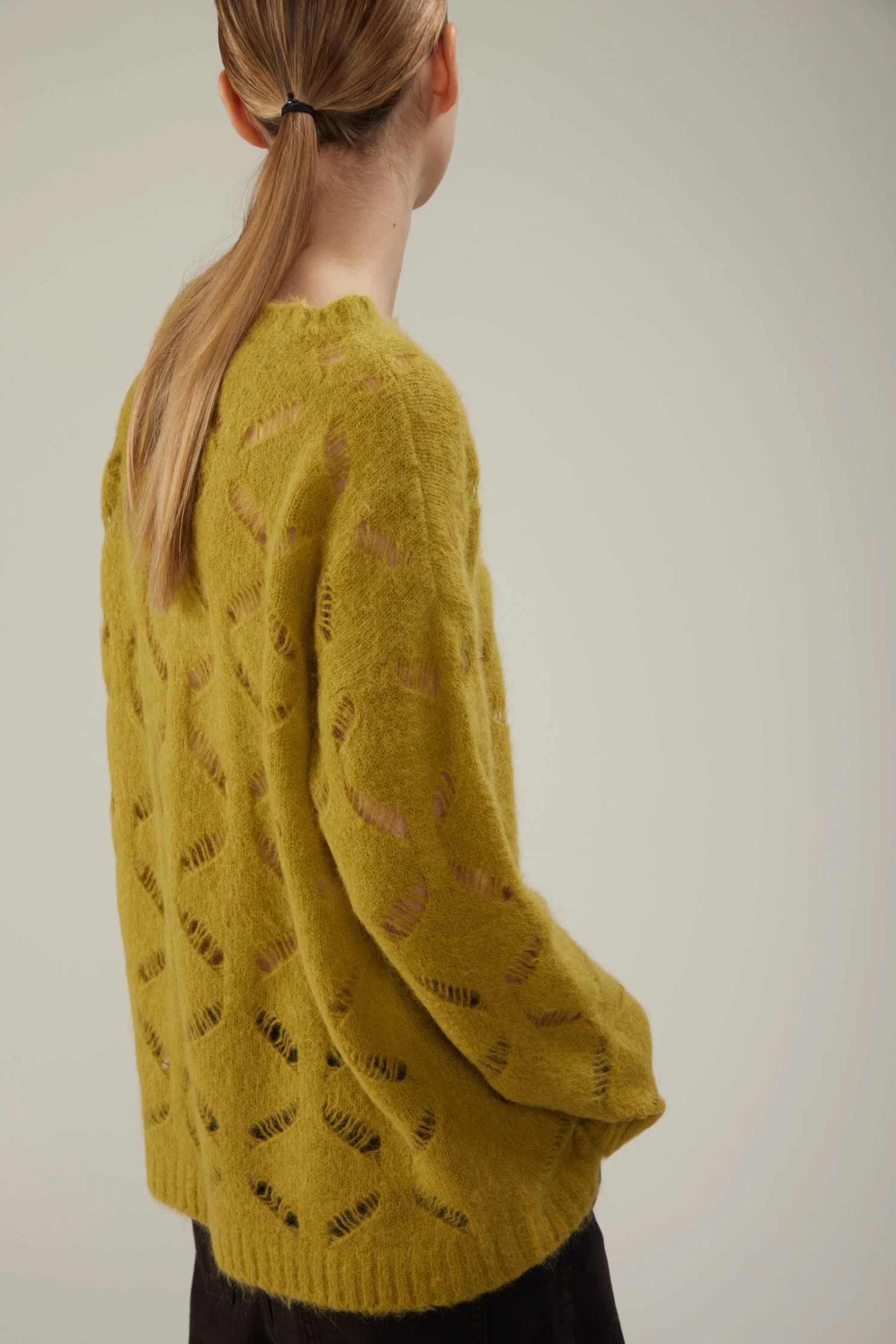 Maglia con scollo a barchetta in alpaca con lavorazione traforata - immagine 3