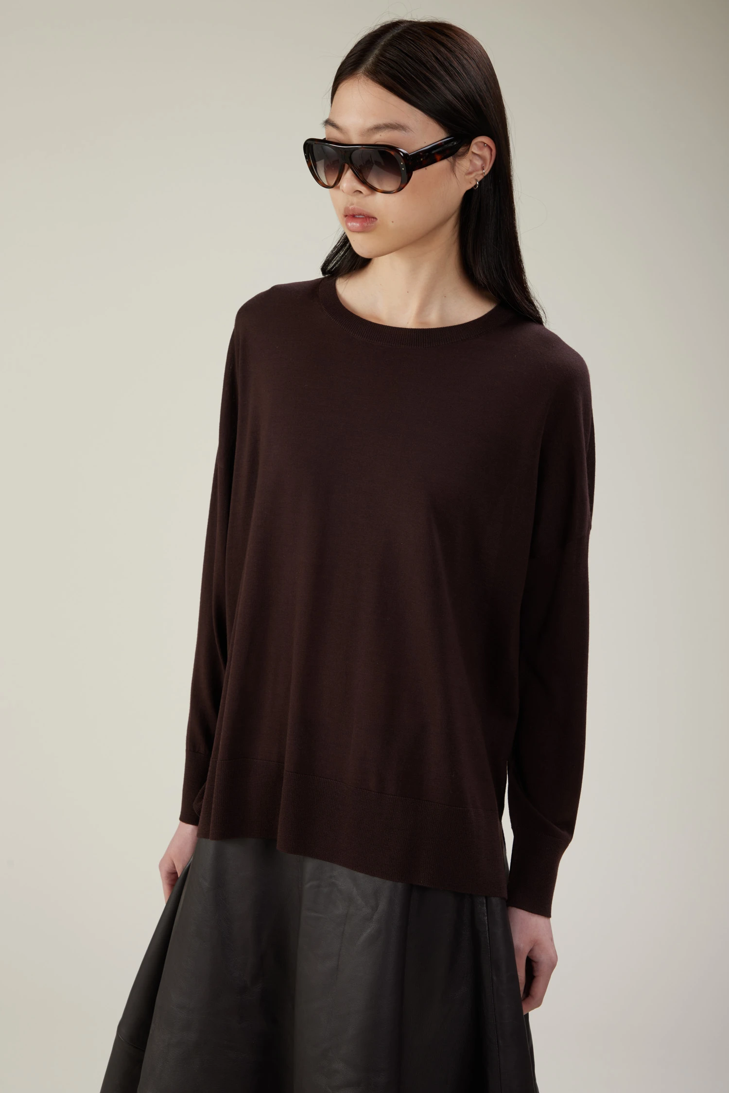 Maglia girocollo in lana merino extrafine con spacchi laterali - immagine 2