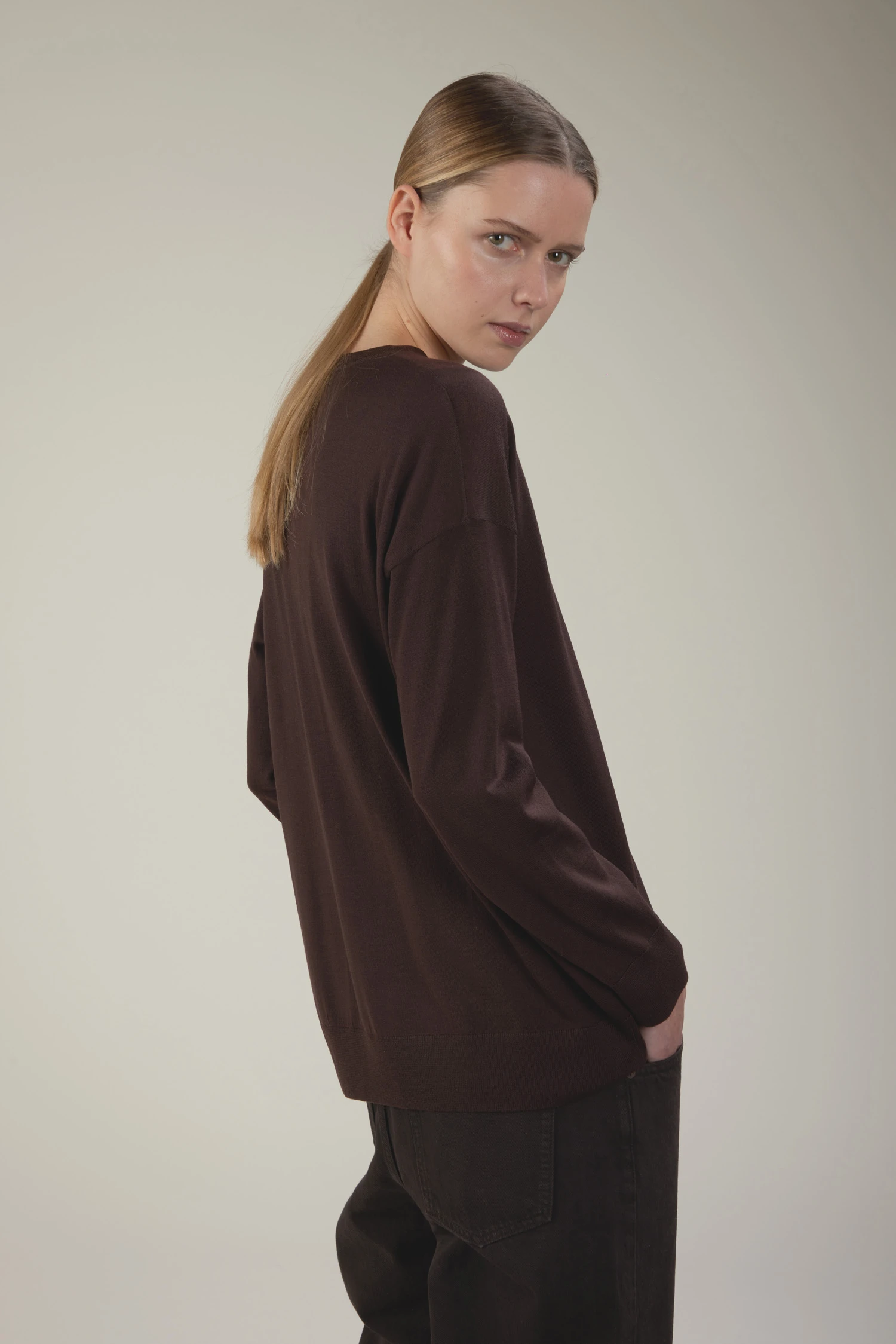 Maglia girocollo oversize in lana merino extrafine con spacco laterale e bottoni - immagine 3