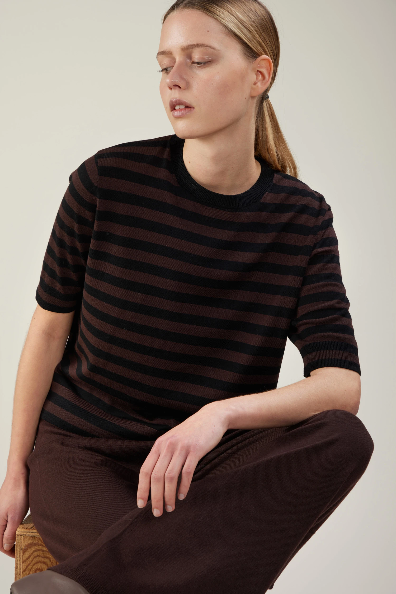Maglia girocollo bicolore a maniche corte in lana merino extrafine - immagine 1