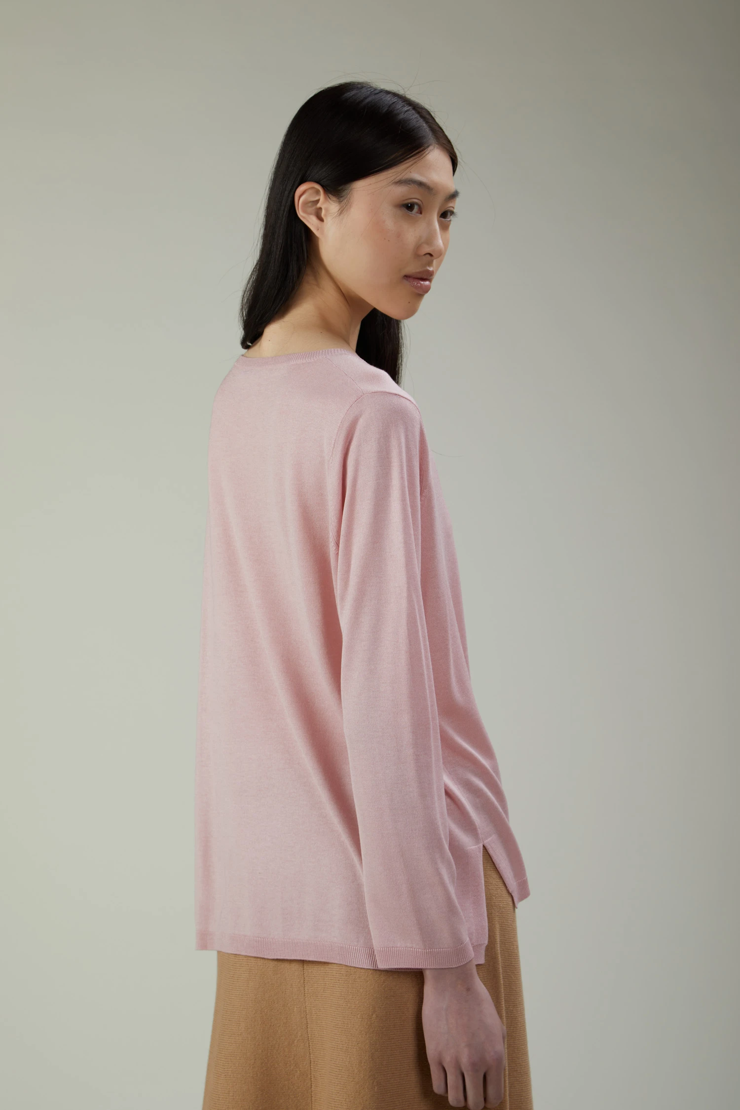 Maglia girocollo in seta e cashmere con spacchi laterali - immagine 3