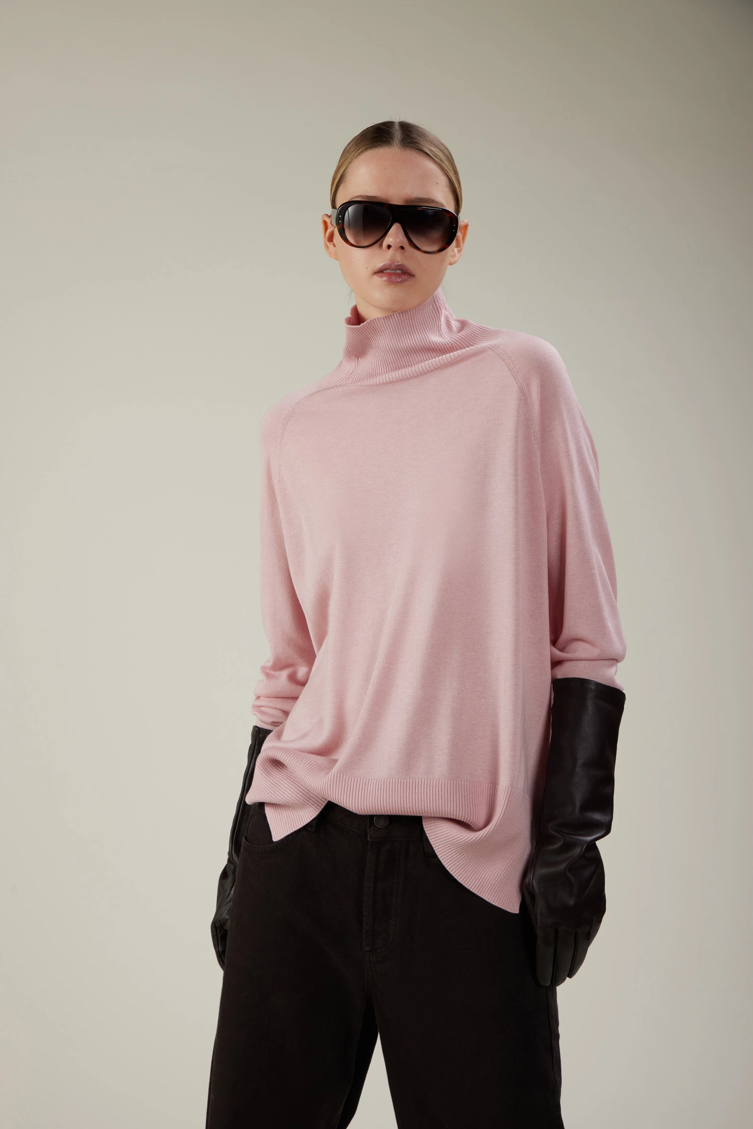 Maglia a collo alto in seta e cashmere con maniche raglan e spacchi laterali - immagine 1
