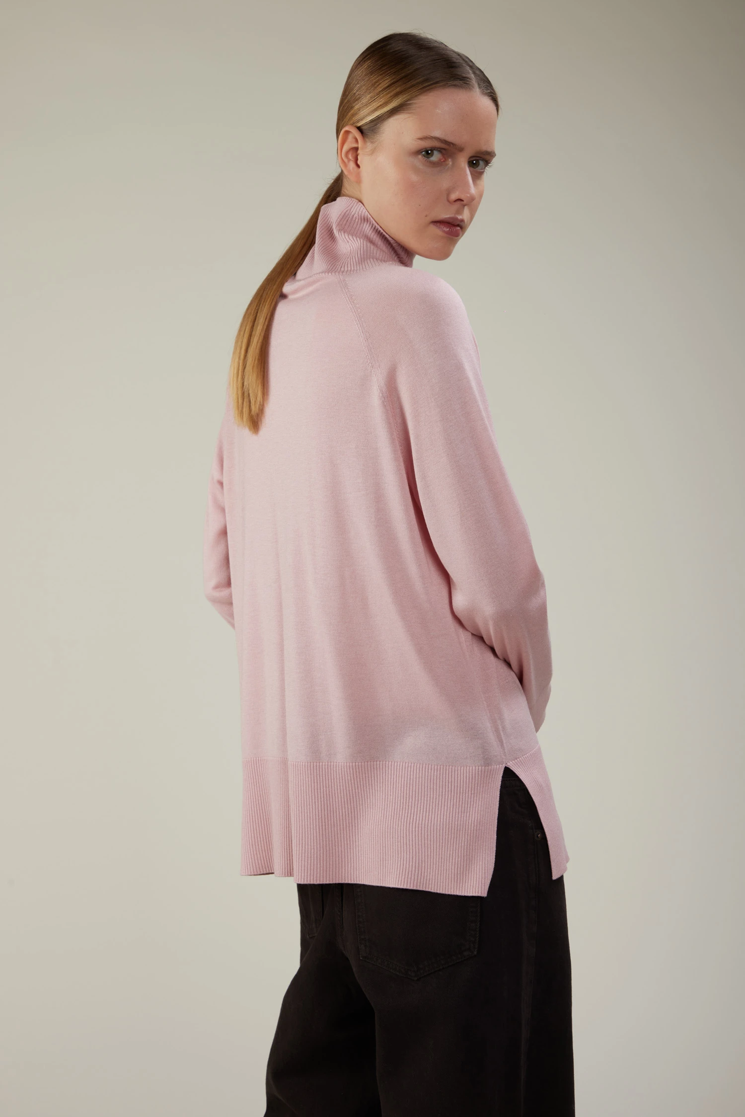 Maglia a collo alto in seta e cashmere con maniche raglan e spacchi laterali - immagine 2