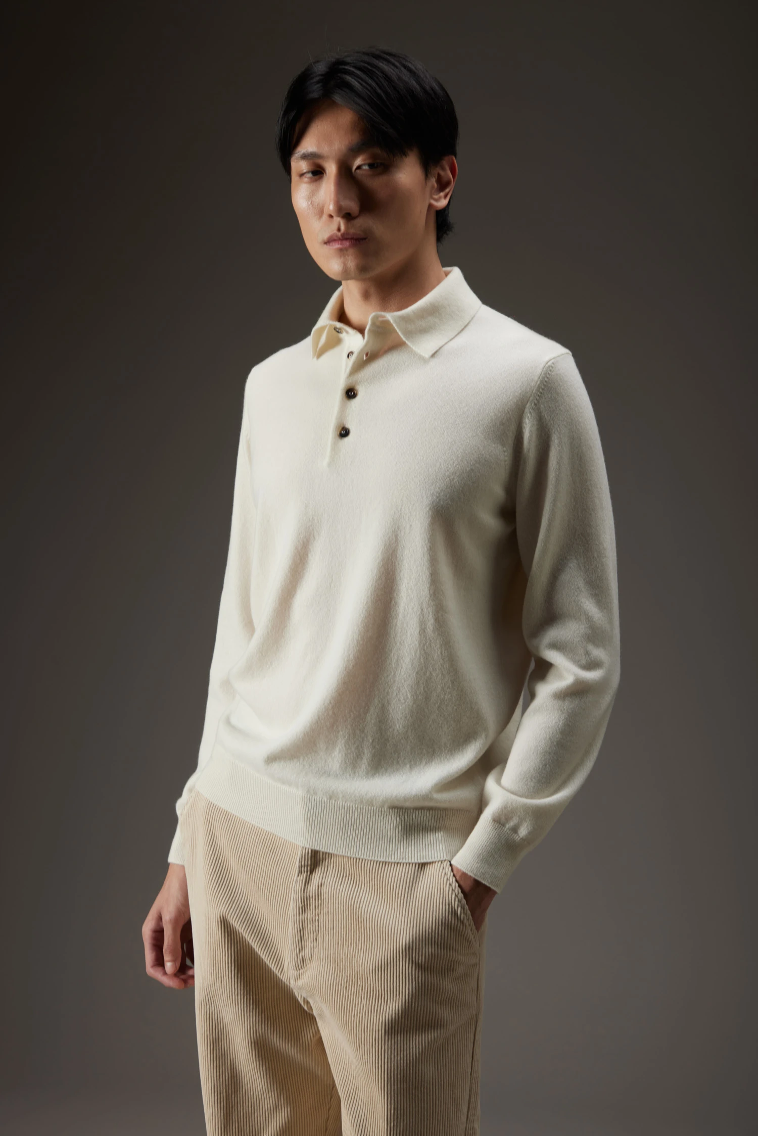 Polo con bottoni in cashmere - immagine 1