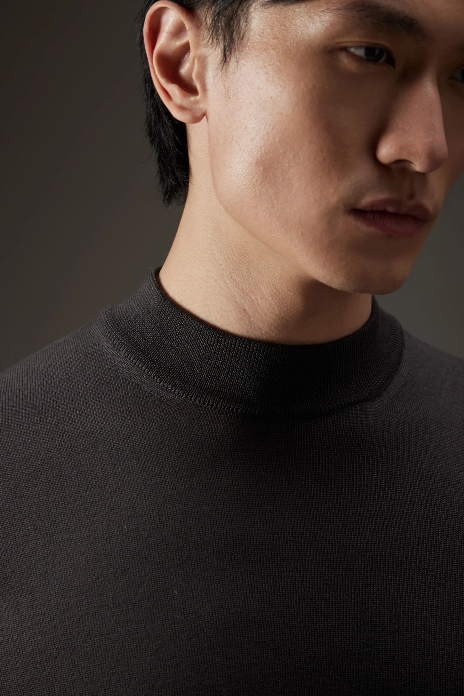 Maglia a maniche corte in lana con collo montante - immagine 2