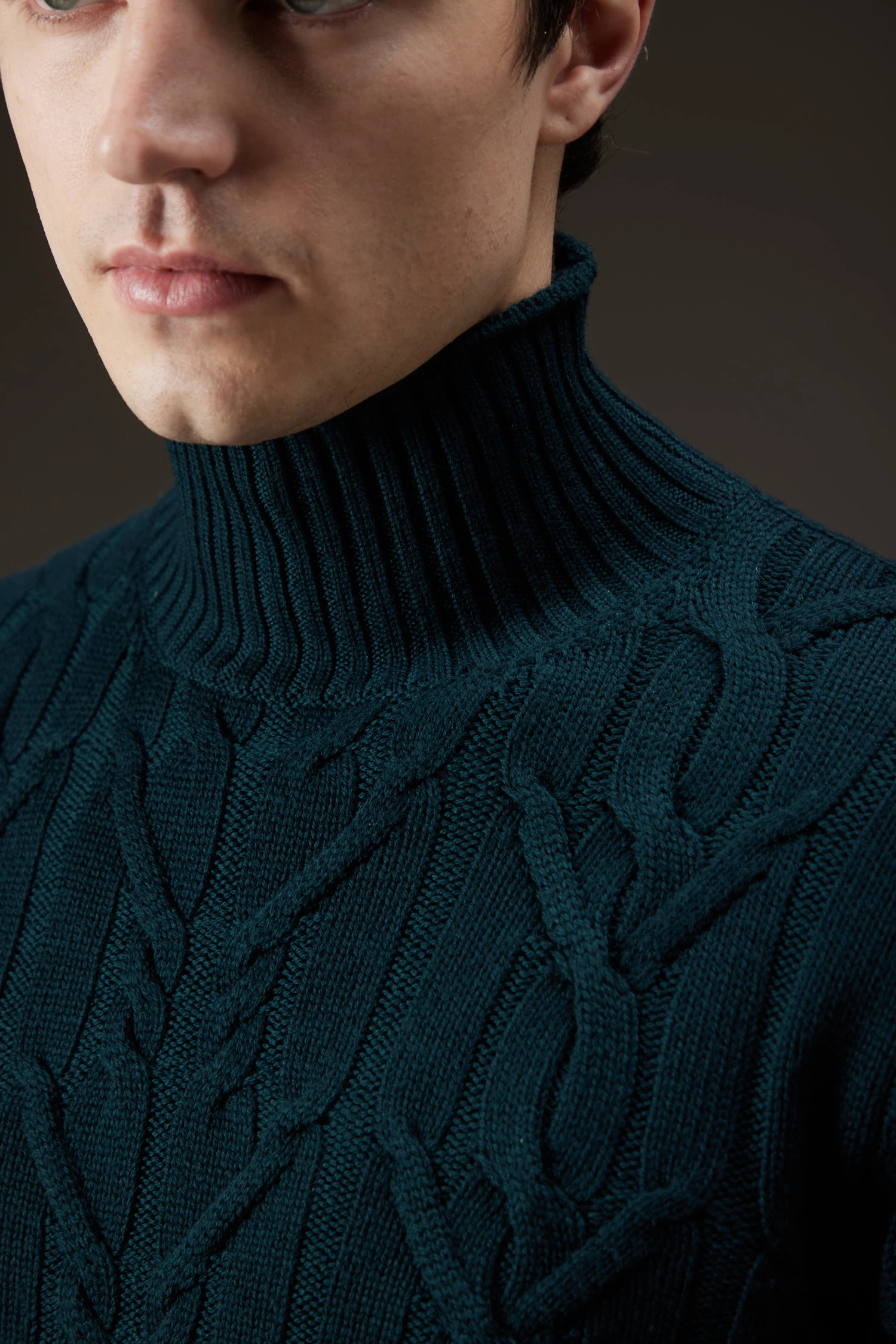 Maglione collo alto a coste e trecce - immagine 2