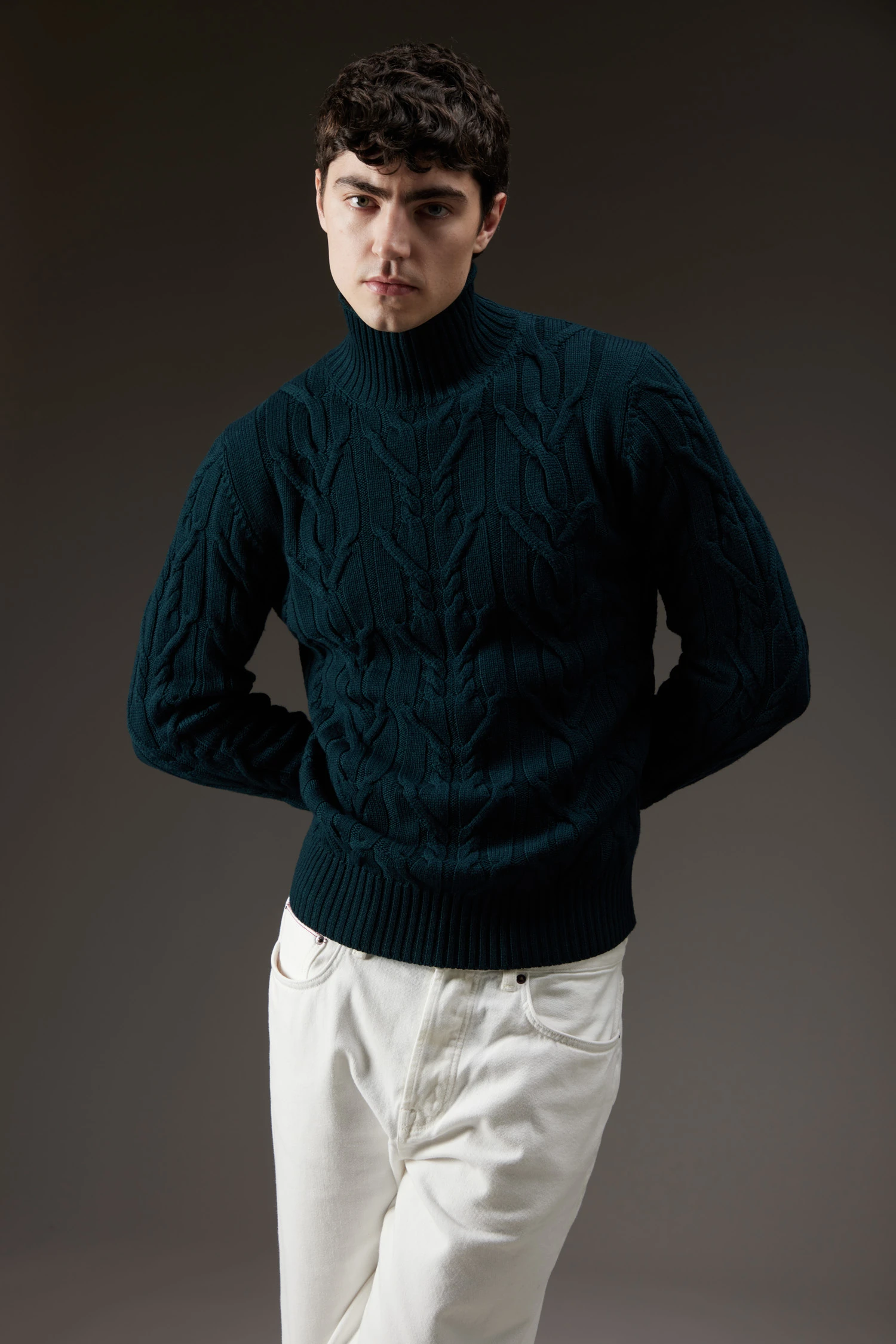 Maglione collo alto a coste e trecce - immagine 3