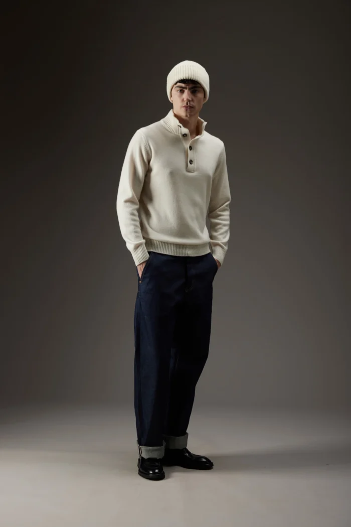 Maglione collo alto in cashmere con bottoni