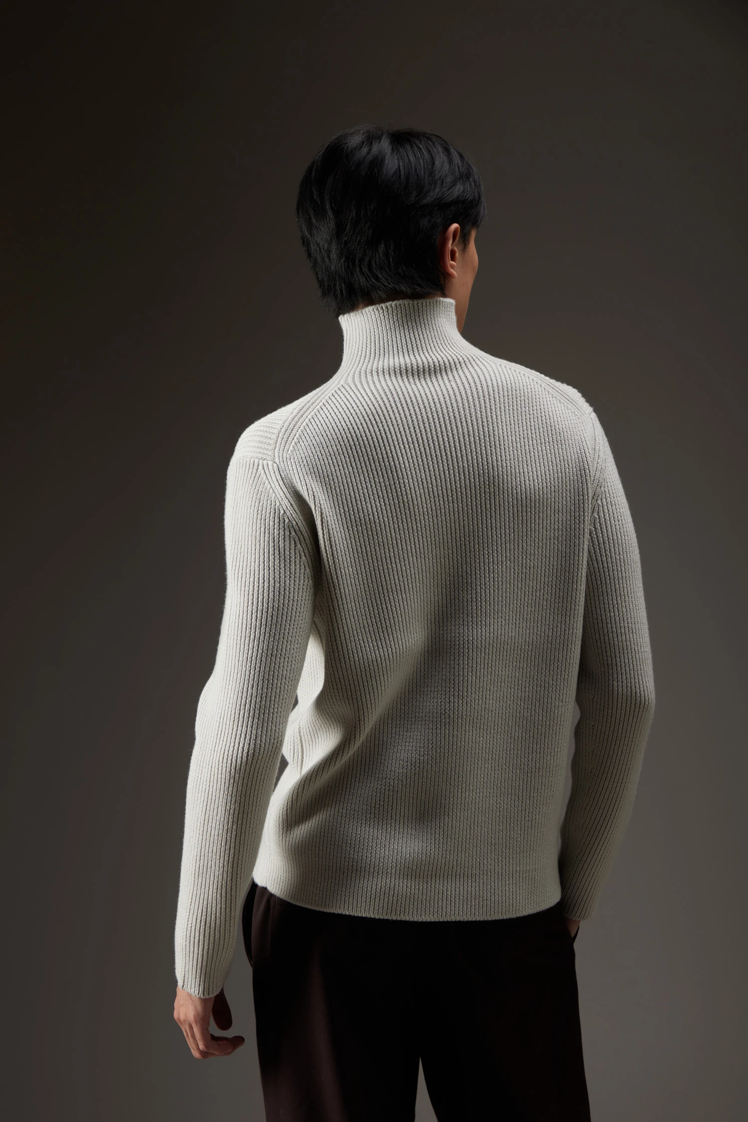 Maglia a collo alto a coste con collo speciale - immagine 3