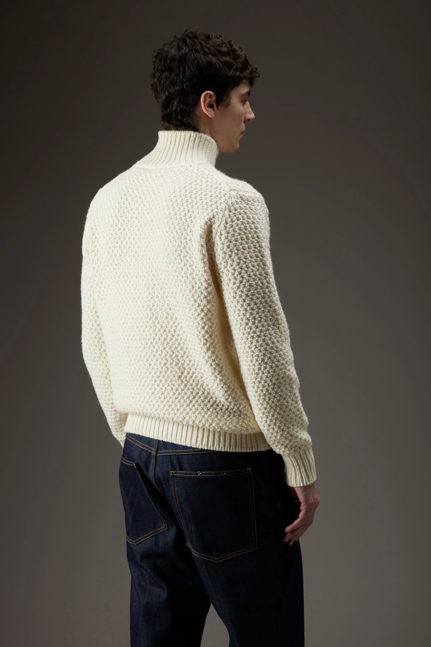 Maglia a collo alto con lavorazione a trecce e punto riso - immagine 3